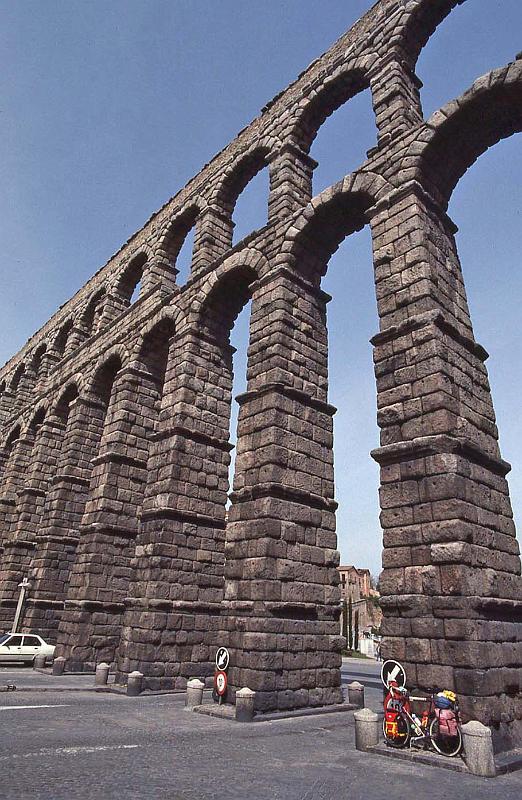 WT 2300 310-33 Spain Segovia - Roman Aqueduct.jpg